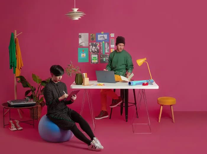 Freelancer profesional mengerjakan layanan digital